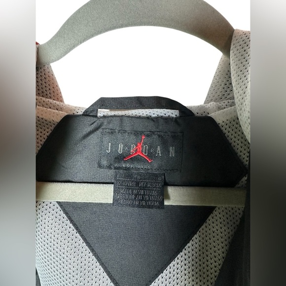 Jordan Windbreaker Jacket Black Red Trim Youth Large (12-13Y) - Picture 6 of 8